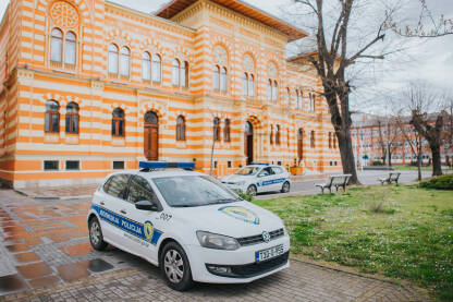 Auta policije Brčko distrikta Automobili Policije Brčko distrikta ispred Vijećnice
