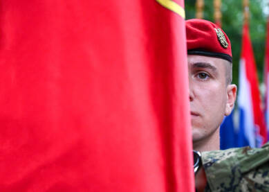 Vojnik drži zastavu Hrvatske Hrvatski vojnik s državnom zastavom. Vojska Republike Hrvatske. Oružane snage Hrvatske.