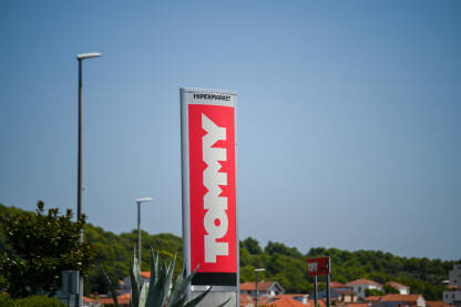 Tommy, znak na hipermarketu. Veliki logo supermarketa. Tommy je maloprodajni brend i lanac supermarketa u Hrvatskoj.