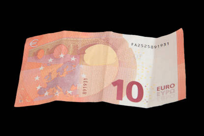 Novčanica od 10 evra. Novčanica od 10 eura izlovana na crnoj pozadini.Euro (simbol: €; kod: EUR) službena je valuta 20 od 27 država članica Europske unije.