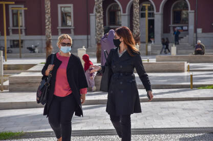 Žene sa maskom Žene hodaju ulicom sa medicinskim maskama na licu, zbog poštovanja epidemioloških mjera.