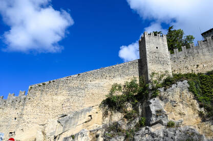 San Marino: Tvrđana Guaita. Utvrđenje smješteno na brdu Titano. Stari zidovi i kule.