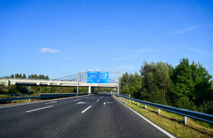 Autoput u Mađarskoj. Autoput sa saobraćajnim znakovima u Mađarskoj.