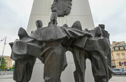 Spomenik ponovnog rođenja u Bukureštu, Rumunija, podignut na Trgu Revolucije, gdje je 1989. svrgnut Nicolae Ceaușescu (Nikolaje Čaušesku). Obilježava borbe i žrtve Rumunske revolucije.