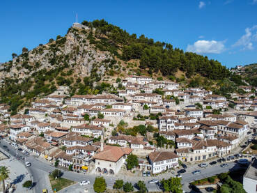 Berat, Albanija: Tradicionalne kuće u starom gradu, snimak dronom. Grad sa 1000 prozora. Zgrade, ulice i stambene kuće. Popularna turistička destinacija. Stare tradicionalne kuće.