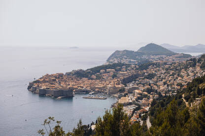 Dubrovnik, Hrvatska Pogled na Dubrovnik i Jadransko more