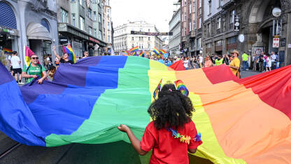 Povorka ponosa, Sarajevo. LGBTIQ Pride. Povorka ponosa, Sarajevo, Bosna i Hercegovina. LGBTIQ Pride. Protest. Borba za LGBTI prava. Građanke i građani šetaju ulicom sa transparentima i zastavama. Ljudska prava.