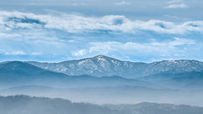 Planina Pogled na planinu u daljini,planina prekrivena snijegom.