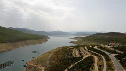 Bilećko jezero Bilećko jezero je umjetno jezero na rijeci Trebišnjici kod Bileće (Istočna Hercegovina, BiH). Drugo je najveće umjetno jezero na Balkanu.