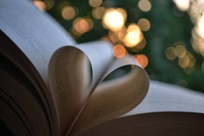 Listovi knjige Knjiga, ispresavijani listovi i bokeh.