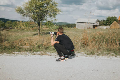 Videograf sa fotoaparatom Videograf sa fotoaparatom/kamerom na terenu
