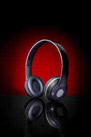 Slušalice bežične na staklenoj pozadini