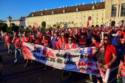 Beč, Austrija: Protesti sindikalaca. Beč, Austrija: Protesti sindikalaca. Ljudi sa transparentima na demonstracijama. Protesti protiv inflacije.
