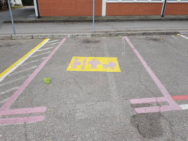 Parking mjesto za trudnice i rodilje Besplatno parking mjesto za trudnice i majke sa malom djecom; roze parking;