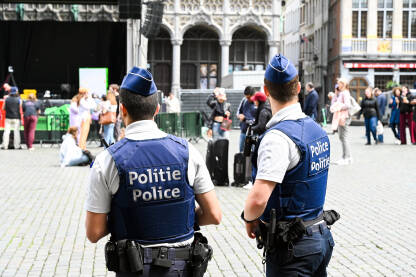 Policija patrolira na glavnom trgu Policija patrolira na glavnom trgu u Briselu. Belgijski policajci na ulici.