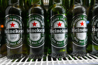 Boce Heineken piva. Boce Heineken piva u frižideru u kafiću. Hladno pivo.