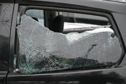 Razbijeni prozor na automobilu. Provala vozila. Razbijeno staklo na automobilu. Razbijeni zadnji prozor na autu. Provala i krađa u vozila. Vandalizam.