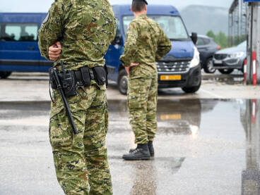 Vojni policajac u maskirnoj uniformi Vojni policajac u maskirnoj uniformi. Policajac sa pištoljem, palicom na opasaču.