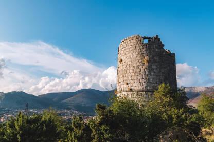 Kula Brankovića, Trebinje Kula Brankovića je arheološki lokalitet koji se nalazi se u Trebinju, u gradskom naselje Police. Spada u kule stražare. Smatra se da je sagrađena 1323. godine od strane vojvode Mladena Mladenovića
