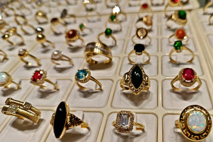 Nakit na prodaju u draguljarnici. Prsten.