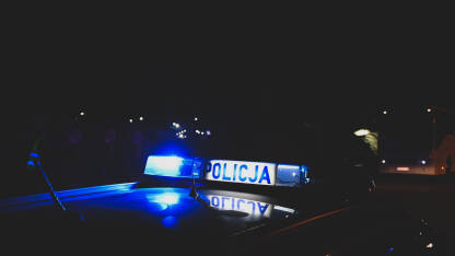Policijska svjetla noću Policijska svjetla noću. Saobraćajna nesreća ili mjesto zločina. Plava svjetla na policijskom patrolnom autu. Rotacije.
