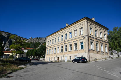 Zgrada Gimnazije u Livnu Zgrada Gimnazije u Livnu, Bosna i Hercegovina. Zgrada srednje škole.