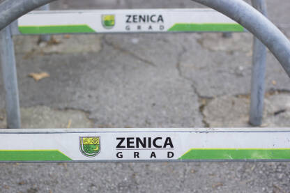 Oznaka Grada Zenice Oznaka grada Zenice na parkingu za bicikle.