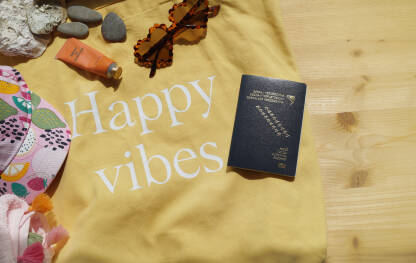 Pasoš Bosne i Hercegovine na torbi za plažu, kačket, sunčane naočale i peškir.