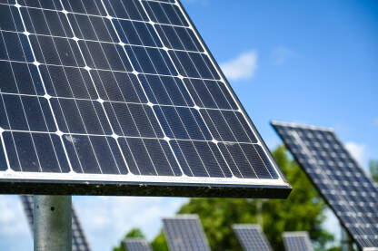 Solarni paneli Solarni paneli. Proizvodnja čiste obnovljive energije od sunca. Fotonaponske solarne ćelije. Proizvodnja električne energije.