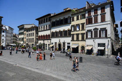 Firenza, Italija: Ljudi šetaju trgom. Firenza, Italija: Ljudi šetaju trgom. Zgrade u centru grada. Firenca.