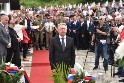 Igor Kalabuhov u Bratuncu Obilježavanje stradanja Srba u Srednjem Podrinju i Birču u Bratuncu, 31 godina, 1. juli 2023. godina.
Ruski ambasador Igor Kalabuhov polaže cvijeće na spomenik.
