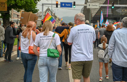 Bh. povorka ponosa 2023 Troje ljudi u majicama "Great love is for everyone" (Velika ljubav je za svakoga) šeta na Povorci ponosa u Sarajevu, 24. juna 2023.