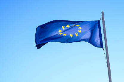 Zastava Evropske unije Zastava Evropske unije vijori se na jarbolu. EU zastava.