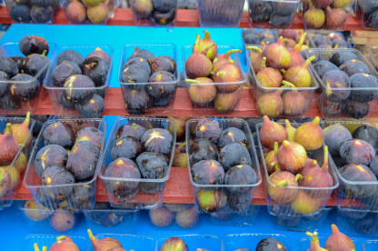 Smokve na pijaci. Razne vrste svježih smokava pakirane za prodaju. Smokva.