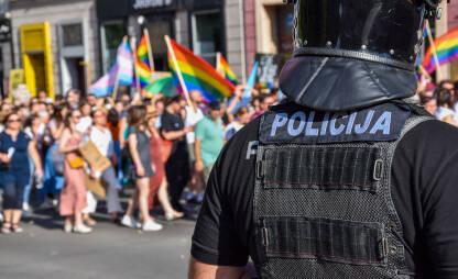 Policija na Povorci ponosa Policijski službenik čuva učesnike Povorke ponosa u Sarajevu. Policija osugurava LGBTIQ protest. Protest za ljudska prava.