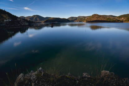 Jezero Zaovine, Bajina Bašta Jezero Zaovine je kristalno čisto planinsko jezero nastalo na rijeci Rzav, opština Bajina Bašta u Srbiji, a krase ga brojni zalivi, modro-zelena boja vode, i guste četinarske šume na obali.