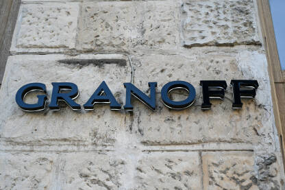Granoff, logo firme na zidu. Reklama.