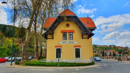 Zgrada željezničkog kolodvora Bistrik izgrađena je nakon što su austro-ugarske vlasti 1882. godine izgradile željezničku prugu u Sarajevu, Slavonskom Brodu i Budimpešti.