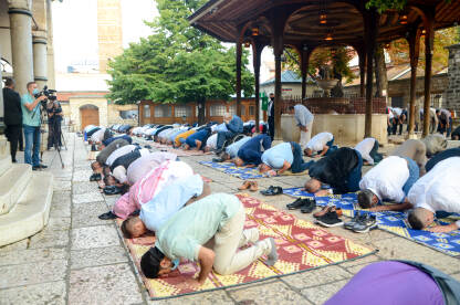 Muslimanski vjernici klanjaju u džamiji. Molitva. Vjernici klanjaju u džamiji. Molitva. Muslimanski vjernici.