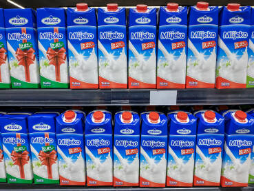 Mlijeko na policama u trgovini . Mlijeko u tetrapaku na policama u trgovini.
