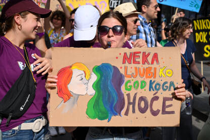 Povorka ponosa, Sarajevo. LGBTIQ Pride. Povorka ponosa, Sarajevo, Bosna i Hercegovina. LGBTIQ Pride. Protest. Borba za LGBTI prava. Građanke i građani šetaju ulicom sa transparentima i zastavama. Ljudska prava.