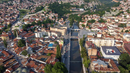 Panorama Sarajeva Sarajevo, Bosna i Hercegovina: Snimak dronom iz zraka na stari grad. Zgrade, ulice, kuće i mostovi preko rijeke Miljacke.