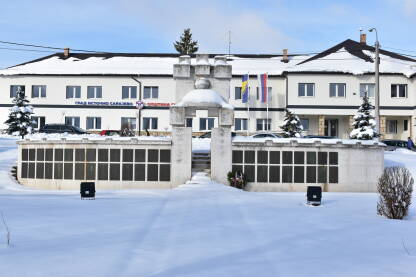 Spomen park, Sokolac Spomen park poginulim borcima ispred zgrade Opštine Sokolac na Sokocu tokom zime.