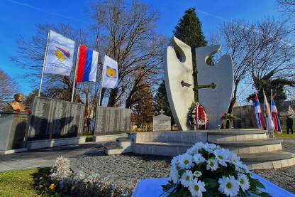 Spomenik poginulim borcima Odbrambeno-otadžbinskog rata u Gradišci Spomenik poginulim borcima Odbrambeno-otadžbinskog rata u Gradišci. Spomenik poginulim borcima zadnjeg rata u Gradišci u Gradskom parku.