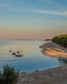 Plaža u Primoštenu Ranojutarnjo sunce na plaži u Primoštenu, Hrvatska