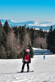 Spuštanje bordom Spuštanje bordom niz planinu. Skijalište Kupres.