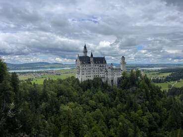 Neuschwanstein dvorac Neuschwanstein (u prijevodu Novi labuđi kamen) je njemački dvorac na jugozapadu Bavarske u regiji Allgäu, koja pokriva dijelom južni dio Bavarske i jugoistočni dio pokrajine Baden-Württemberg.