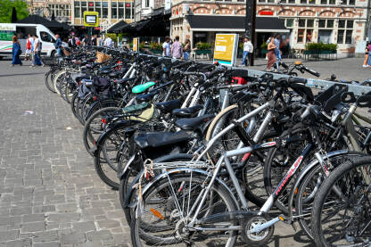 Mnogo bicikala u gradu. Parkirani bicikli. Parking za bicikle.