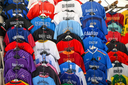 Dresovi sa imenima fudbalera na prodaju na pijaci. Messi, Baggio, Ibrahimovic, Barella, Ronaldo, Kaka, Zidane...