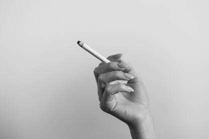 Cigareta Cigareta u ruci. Crno bijela fotografija.